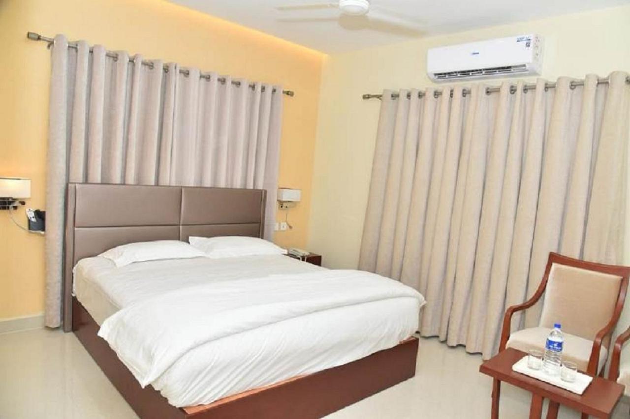 Ganesh Meridian Tiruppattur Exterior photo